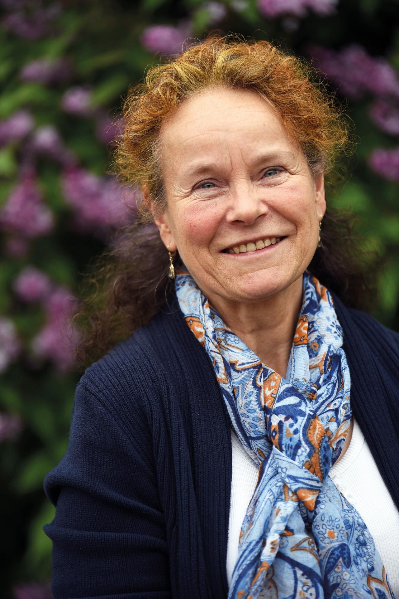 Porträt von Birgit Femmer mit buntem Halstuch